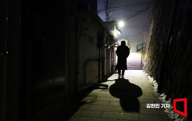 힘겨운 삶과 고단한 하루로 한 해가 저물어 간다. 고물가와 가계부채, 역대급 최저 경제성장률로 서민들의 시름은 깊어졌다. 전세사기, 납치·살해와 흉기 난동은 삶을 불안케 했다. 계묘년 한 해는 이렇게 저물어 가지만 2024년 새해에는 힘든 불황의 그림자가 줄어들기를 기원해 본다. 사진=김현민 기자 kimhyun81@