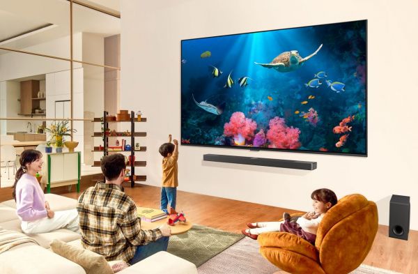 2024년형 LG QNED TV는 AI 기술 기반의 '알파8 프로세서'를 적용해 더욱 뛰어난 화질과 음질을 제공한다. 특히 초대형 TV를 원하는 고객을 위해 98형 TV가 라인업에 새롭게 추가됐다. [사진제공=LG전자]