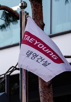 부동산 프로젝트파이낸싱(PF)으로 유동성 위기를 겪고 있는 태영건설이 워크아웃(기업구조개선작업)을 신청한 28일 서울 영등포구 태영빌딩에서 태영건설 깃발이 바람에 펄럭이고 있다. 사진=강진형 기자aymsdream@