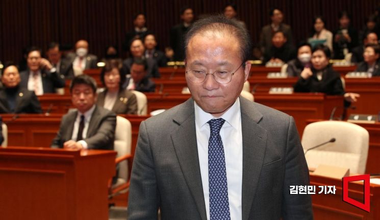 [포토] 윤재옥 바라보는 국민의힘 의원들