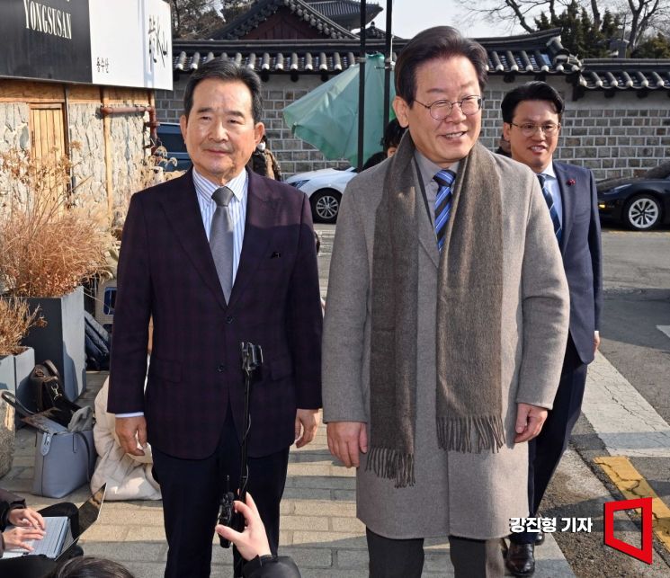 이재명 더불어민주당 대표와 정세균 전 국무총리가 회동을 하기 위해 28일 서울 종로구 한 음식점으로 들어서고 있다. 사진=강진형 기자aymsdream@