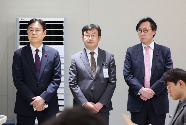 신임 이관섭 대통령 비서실장(왼쪽부터), 성태윤 대통령실 정책실장, 장호진 국가안보실장이 28일 서울 용산 대통령실 청사에서 열린 인사브리핑에 배석하고 있다. [이미지출처=연합뉴스]