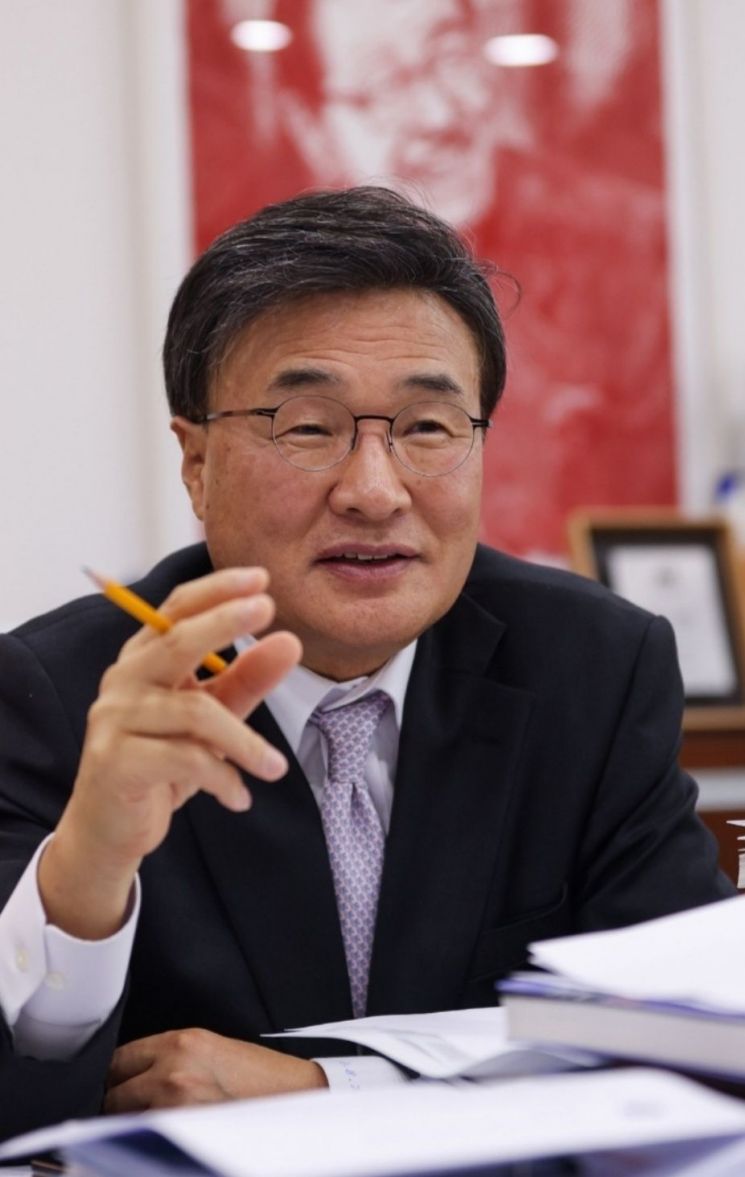 던지지 않았을 뿐, 출사표 써놨다… 김대식 경남정보대총장, 내년 초 거취 결정