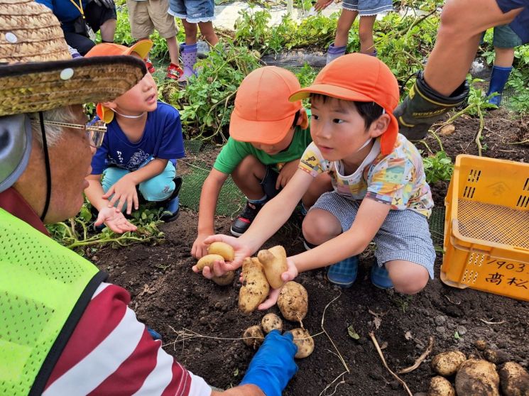 "학비가 연 5000만원? 해외유학보다 훨씬 싸네"…고물가에 '지방 유학' 가는 日