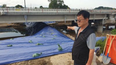 지난 7월 15일 오전 폭우로 유실된 청주 미호강 미호천교 아래의 제방. [이미지출처=연합뉴스]