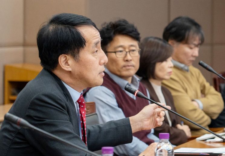 장영진 산업통상자원부 1차관이 15일 경기 시흥시 한국공학대학교에서 열린 2024년 정부 R&D 정책방향 현장 설명회를 주재하고 있다. [이미지출처=연합뉴스]