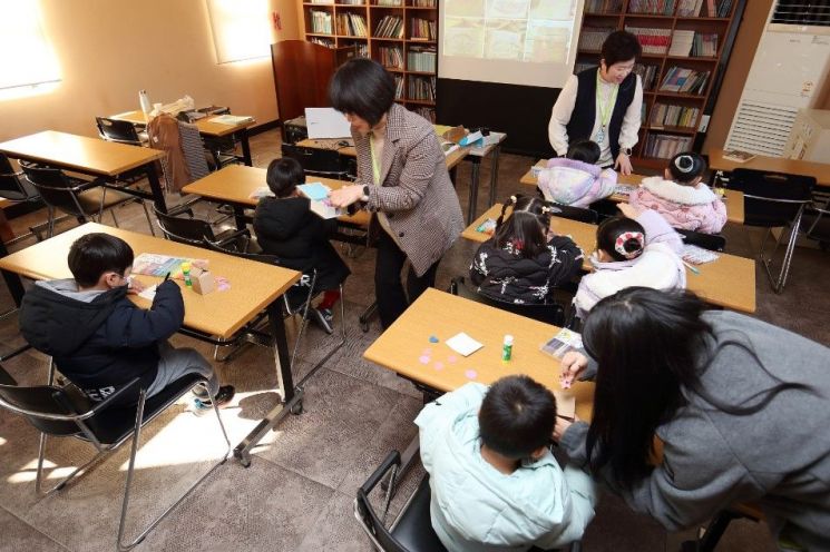 석유공사가 울산양육원 어린이를 대상으로 탄소중립 교육을 진행하고 있다.