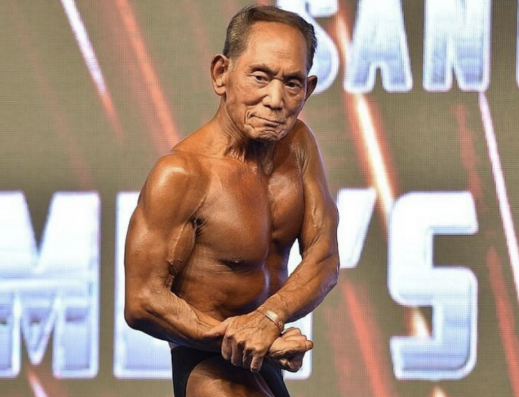 보디빌딩 대회에서 포즈를 취하고 있는 가나자와 토시스케씨.(사진출처=가나자와 토시스케 인스타그램)