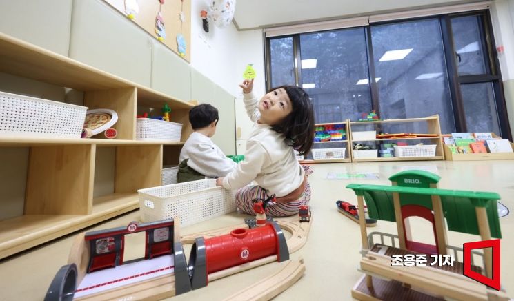 "이직 생각 절로 들 정도"…남의 손 안빌리고 애 키울 수 있는 회사들[K인구전략]