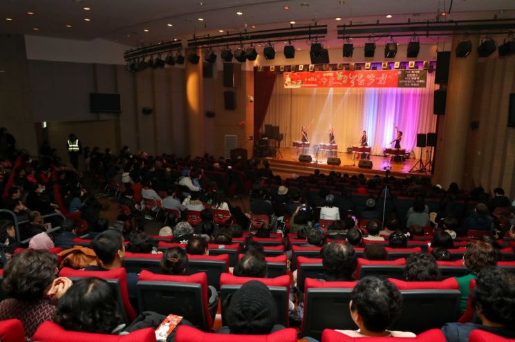 한수원 고리원자력본부가 27일 부산시 기장군 고리스포츠문화센터에서 송년특집 ‘수요행복음악회’를 성황리에 개최했다.