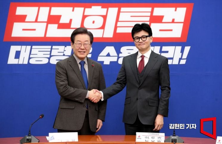 한동훈 국민의힘 비상대책위원장과 이재명 더불어민주당 대표가 29일 국회 민주당 대표실에서 회동을 하고 있다. 사진=김현민 기자 kimhyun81@