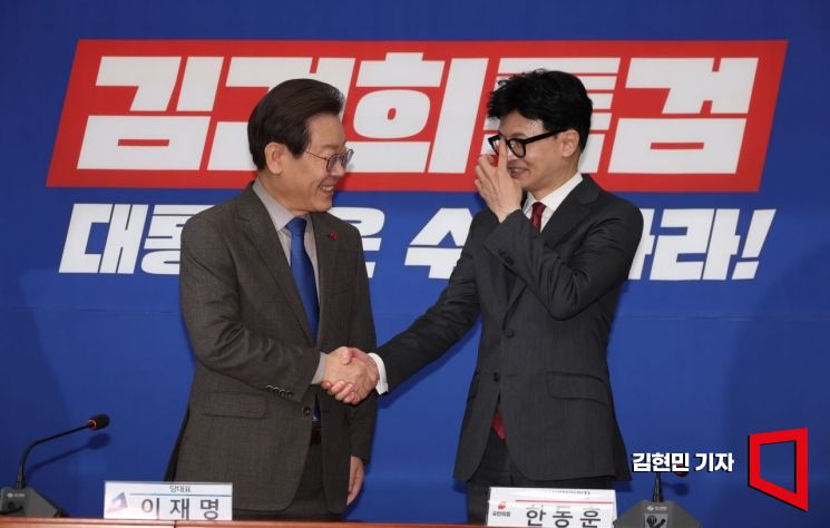 한동훈 국민의힘 비상대책위원장과 이재명 더불어민주당 대표가 29일 국회 민주당 대표실에서 회동을 하고 있다. 사진=김현민 기자 kimhyun81@