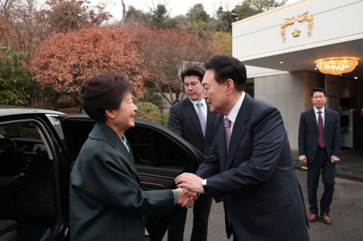 윤석열 대통령이 29일 서울 용산구 한남동 대통령 관저에서 오찬을 함께하기 위해 방문한 박근혜 전 대통령을 영접하고 있다. [이미지출처=연합뉴스]