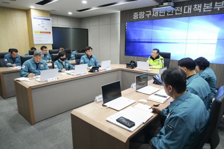 류경기 중랑구청장 퍼붓는 눈 직접 제설작업 나서