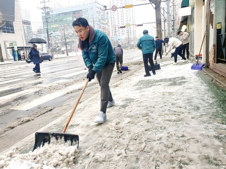 직원들과 함께 제설작업에 나선 오언석 도봉구청장