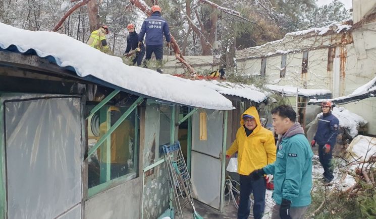 도봉소방서와 함께 폭설 피해 가구를 찾아  살피고 있는 오언석 도봉구청장