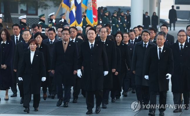 尹, 현충원 참배로 새해 업무 돌입… 집권 3년차 국정비전 곧 공개
