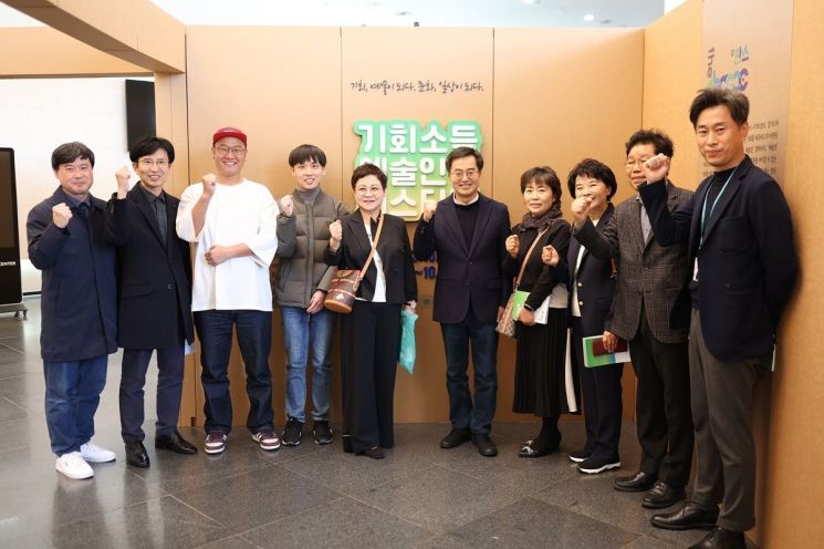 김동연 경기도지사(오른쪽 다섯번째)가 지난해 10월 수원 경기아트센터에서 열린 예술인 기회소득 행사에 참석해 관계자들과 기념사진을 찍고 있다.