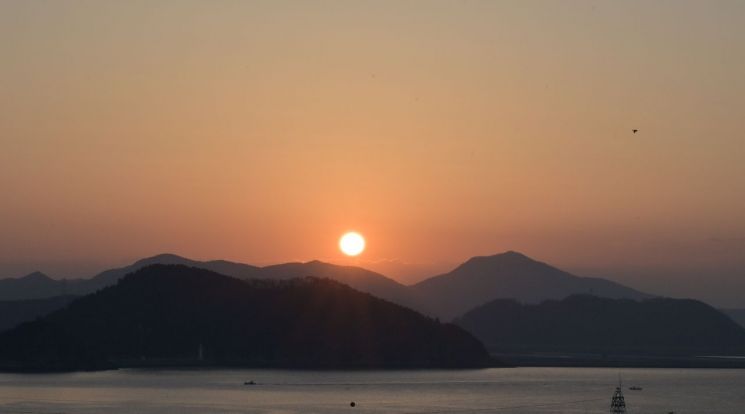 The first sunrise of 2024 as seen from Jinhae Solar Tower in Jinhae-gu, Changwon-si, Gyeongnam. <br>[Photo by Gyeongnam Provincial Government]