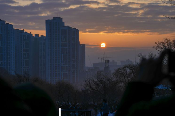 북서울꿈의숲 잔디광장에서 바라본 일출.(사진제공=강북구청)