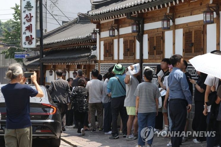 중복인 21일 서울의 한 삼계탕집 앞에서 시민과 외국인들이 식사를 위해 줄을 서 있다. 기사와 관련 없는 자료 사진.[사진=연합뉴스]
