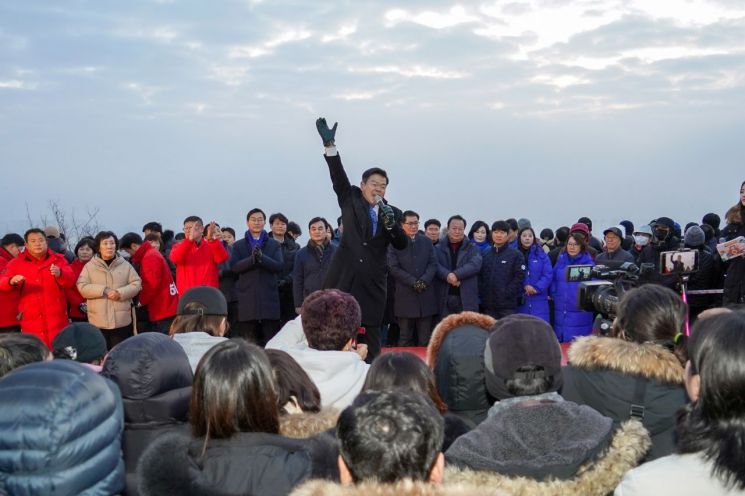 이필형 동대문구청장이 2024 배봉산 해맞이 행사에서 새 해 구민들의 행복을 기원하며 힘차게 외치고 있다.