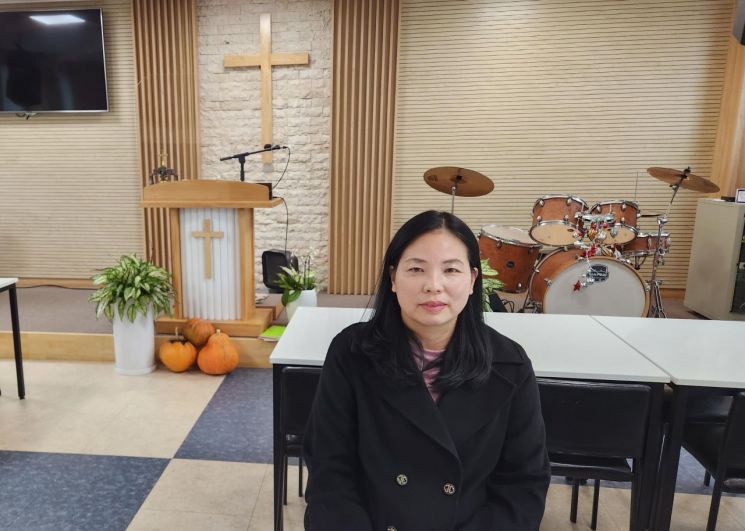 파주시 법원읍에 자리한 은빛교회에서 인터뷰 중인 강인희 목사 [사진=서믿음 기자]