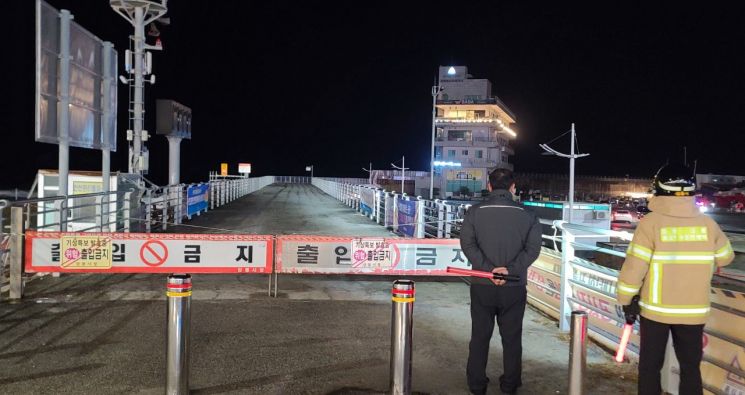 1일 오후 일본 도야마현 북쪽 해역에서 발생한 강진으로 인해 동해안에 지진해일이 닥쳐 해수면 상승 위험이 커지면서 소방 등 행정당국이 강원 강릉시 강릉항 방파제 출입을 차단하고 있다. 2024.1.1 [이미지출처=연합뉴스]