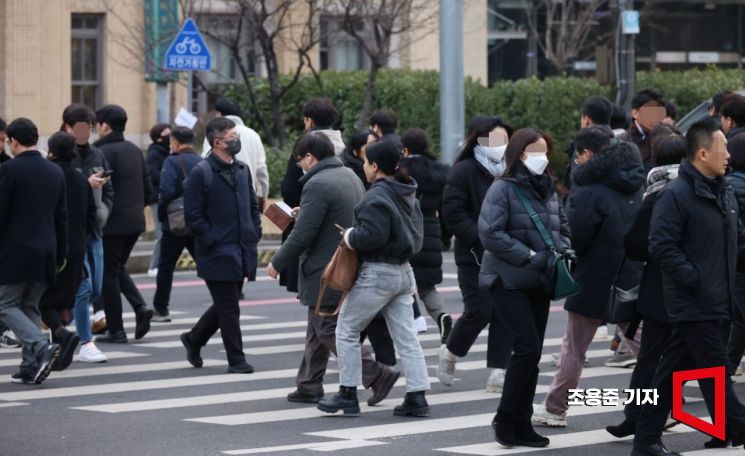 2024년 1월 서울 종로구 광화문네거리 인근에서 직장인들이 출근하는 모습. 기사와 내용 무관. 사진=조용준 기자 jun21@