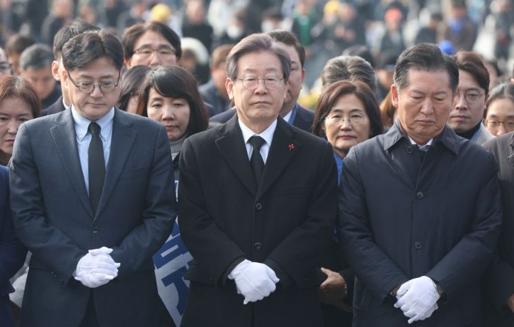 이재명 더불어민주당 대표와 당 지도부가 새해 첫날인 1일 오후 경남 김해시 진영읍 봉하마을 고(故) 노무현 전 대통령 묘역을 참배하고 있다. 사진제공=연합뉴스