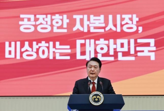 윤석열 대통령이 2일 오전 서울 영등포구 여의도 한국거래소에서 열린 2024 증권·파생상품시장 개장식에 참석해 축사하고 있다. [사진출처=연합뉴스]