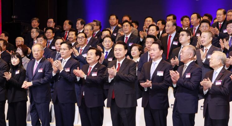 윤석열 대통령이 2일 서울 여의도 중소기업중앙회에서 열린 2024년 경제계 신년 인사회에 참석해 박수치고 있다. 오른쪽부터 손경식 경총회장, 정의선 현대차 회장, 최태원 대한상의 회장, 윤 대통령, 김기문 중기중앙회장, 이재용 삼성전자 회장, 류진 한경협 회장. 이미지출처=대통령실통신사진기자단