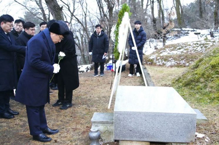 류경기 중랑구청장, 망우역사문화공원 위인 참배 갑진년 구정 운영 의지 다져