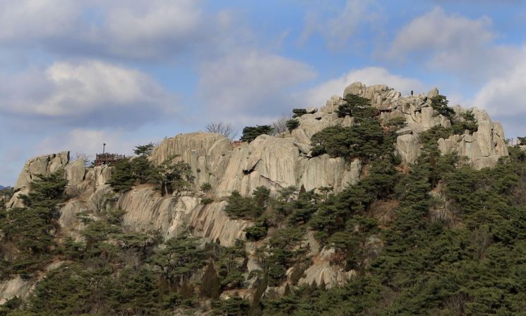 제2의 금강산으로 불리는 홍성 용봉산의 바위들