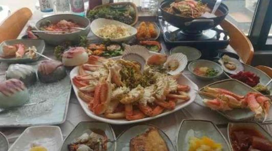 부모님과 함께 강원도 속초 대포항을 찾은 관광객이 '곰팡이 핀 대게'를 받았다고 주장하고 있다. [사진=온라인 커뮤니티 갈무리]
