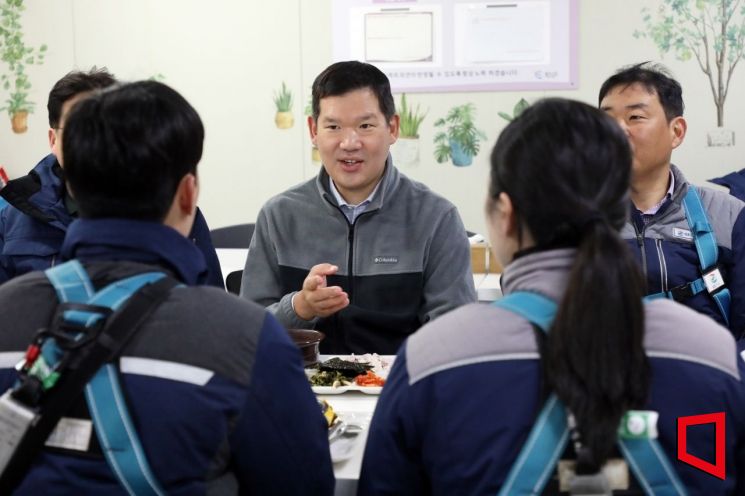 허윤홍 GS건설 대표가 2일 서울 잠원동 ‘메이플자이’ 현장에서 시무식 행사후 직원들과 아침식사를 하고 있다.(사진제공=GS건설)