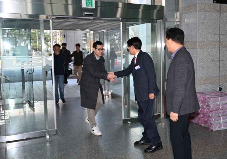 새해 출근하는 직원들에게 신년 인사를 하고 있는 기장군 간부공무원들.