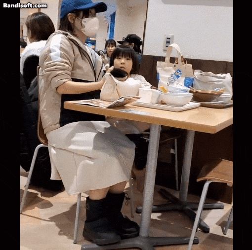 식당에서 밥을 먹던 한 여성이 흔들림을 느끼고 아이를 지키는 엄마의 모습. [사진출처=엑스 ]