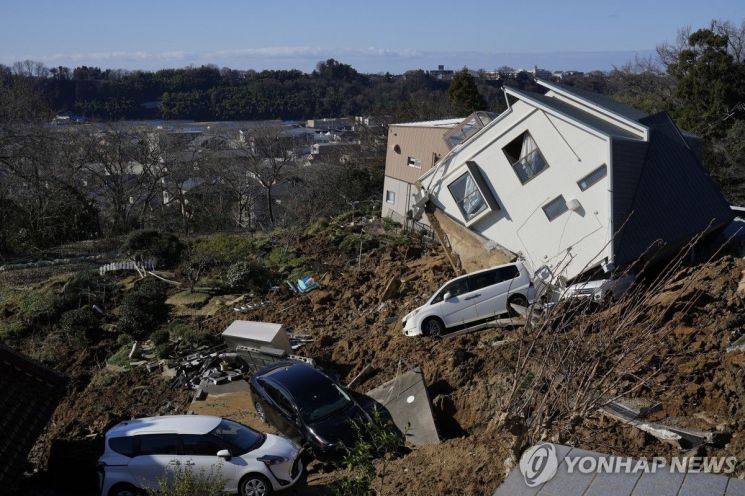 일본 강진에 나동그라진 가나자와의 2층집 [사진출처=가나자와 EPA/연합뉴스]