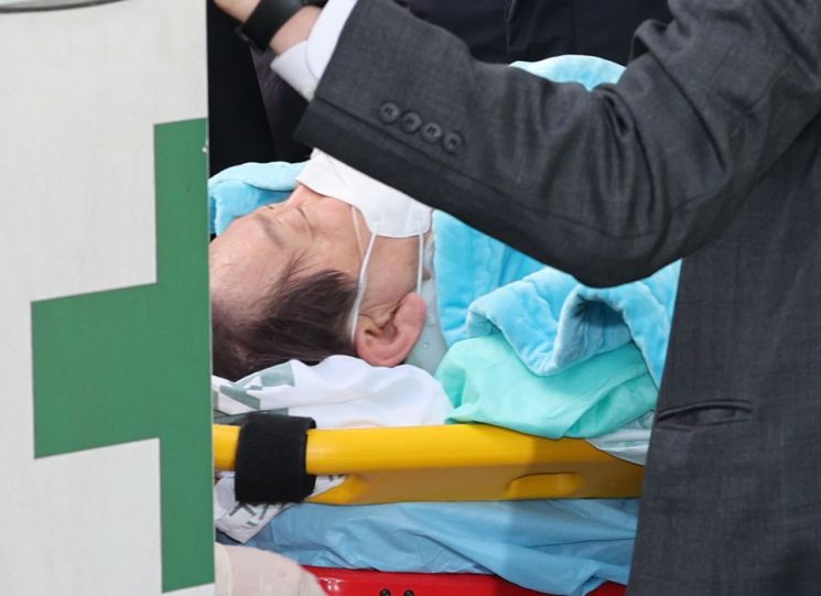 부산 방문 일정 중 흉기에 피습된 더불어민주당 이재명 대표가 지난 2일 서울 종로구 서울대병원으로 이송되고 있다. [이미지출처=연합뉴스]