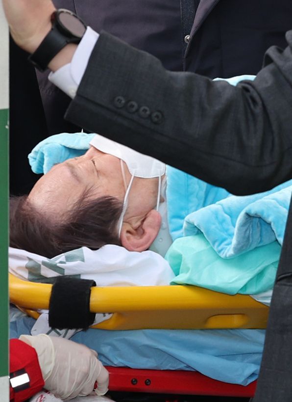 '흉기 피습' 이재명, 2시간 혈관재건술…피의자 "살의 고의 있었다"(종합3보)