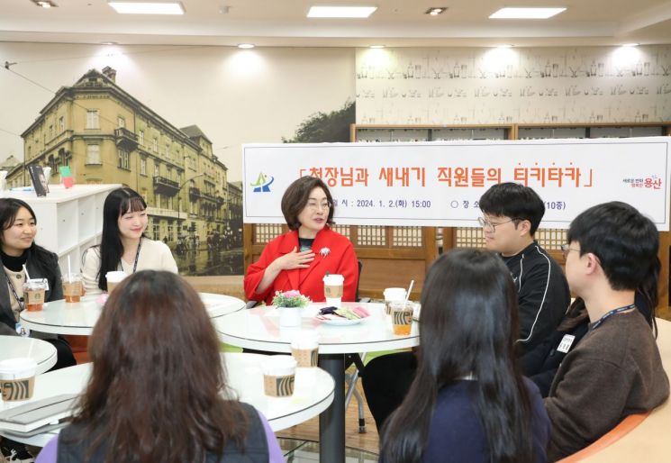 박희영 용산구청장 첫 출생신고 부모 축하로 새해 업무 시작