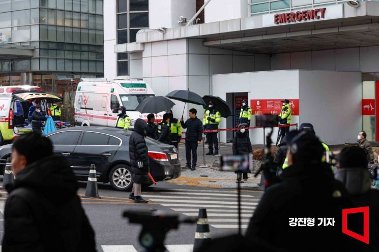 괴한으로부터 피습을 당한 이재명 더불어민주당 대표가 수술을 마치고 회복 중인 3일 서울 종로구 서울대병원에 경찰병력이 경계근무를 서고 있다. 사진=강진형 기자aymsdream@
