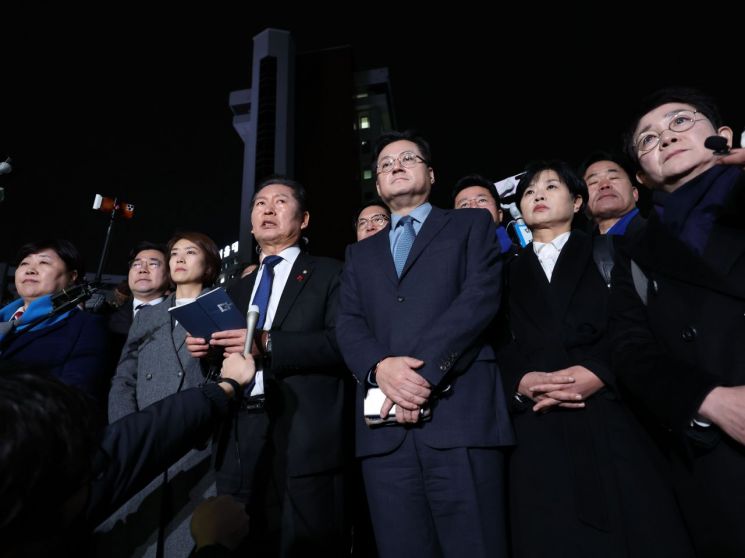 이재명 더불어민주당 대표가 치료 중인 서울 종로구 서울대병원 응급의료센터 앞에서 홍익표 원내대표, 정청래 최고위원 등이 정치적 테러에 대한 입장을 발표하고 있다. [이미지출처=연합뉴스]