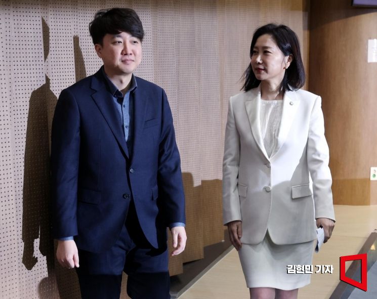 허은아 국민의힘 의원이 3일 국회 소통관에서 탈당 기자회견을 한 뒤 이준석 전 국민의힘 대표와 회견장을 나서고 있다. 사진=김현민 기자 kimhyun81@