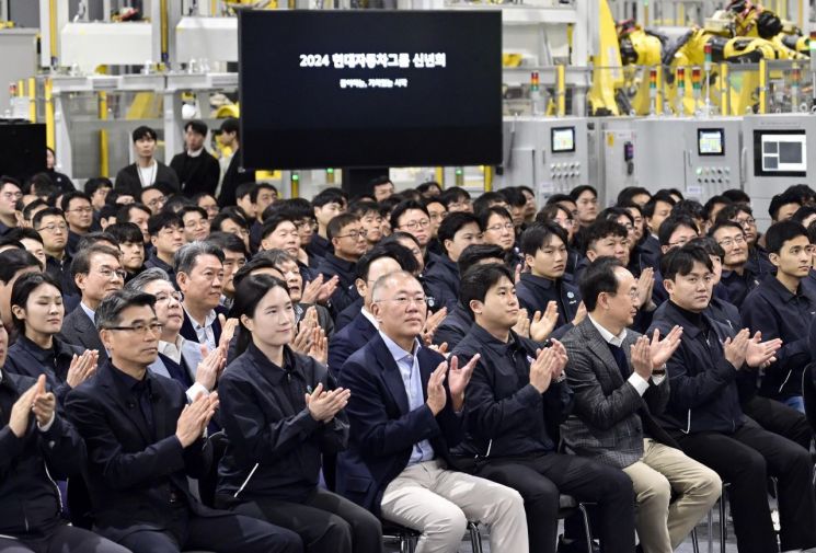 정의선 현대차그룹 회장과 직원들이 3일 기아 광명공장에서 신년회를 하고 있다.[사진제공:현대차그룹]