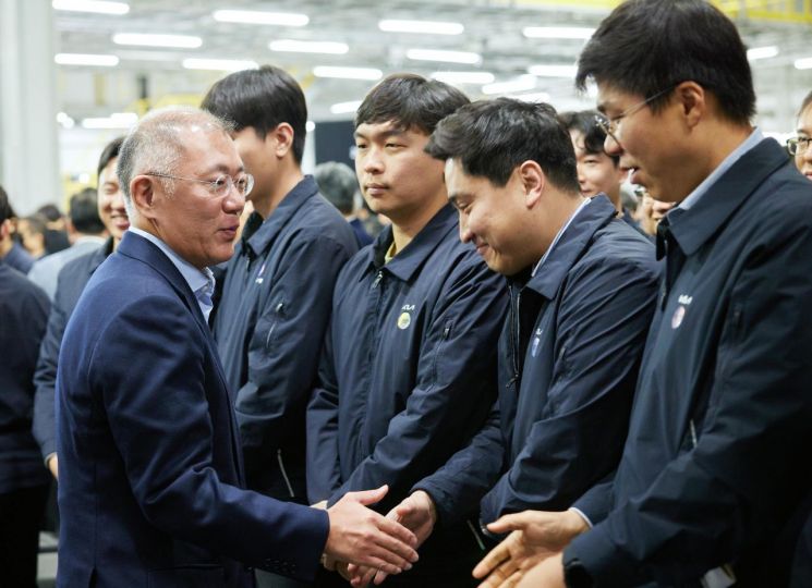 정의선 현대차그룹 회장이 3일 신년회에서 직원들과 인사를 나누고 있다.[사진제공:현대차그룹]