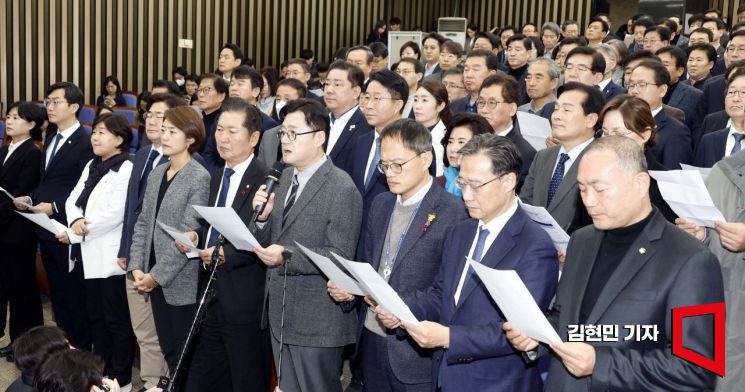 홍익표 국민의힘 원내대표가 3일 국회에서 비공개 비상의원총회를 마친 뒤 당 대표 피습과 관련해 입장문을 발표하고 있다. 사진=김현민 기자 kimhyun81@