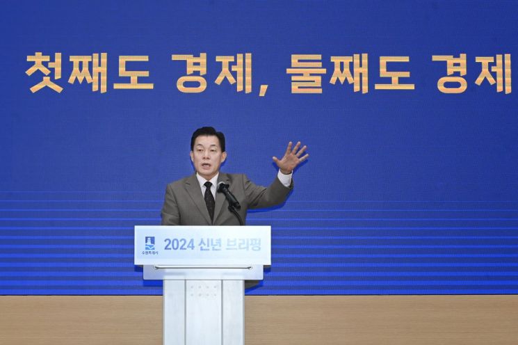 이재준 수원시장이 3일 신년 브리핑을 하고 있다.