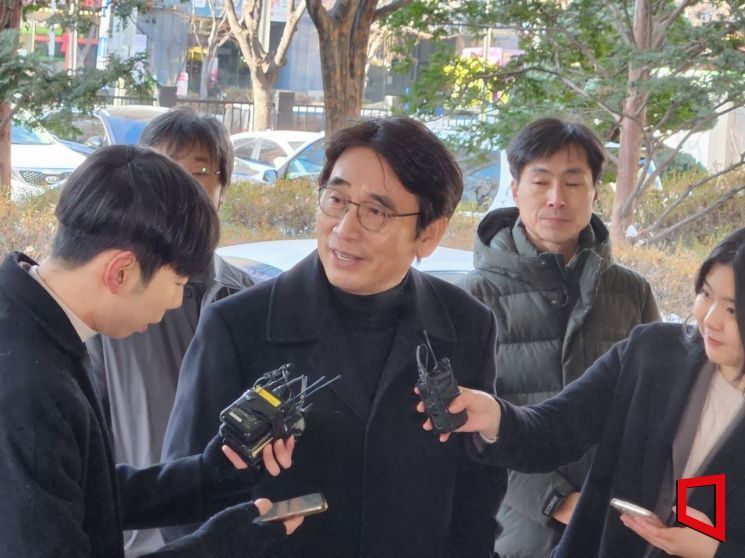 한동훈 법무부 장관의 명예를 훼손한 혐의로 기소된 유시민 전 노무현재단 이사장이 지난달 항소심 선고가 열리는 서울서부지법에 들어서고 있다.[이미지출처=아시아경제DB]